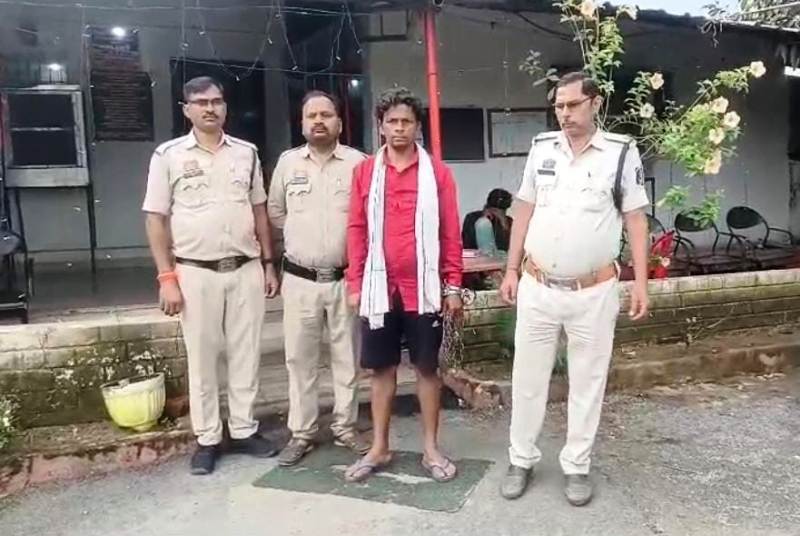 पुलिस की बड़ी सफलता : दिल दहला देने वाली वारदात, महिला पर टांगी से हमला कर हत्या के प्रयास के आरोपी ईश्वर चौबे को किया गिरफ्तार, टांगी और मोटरसाइकिल जब्त, न्यायालय के समक्ष किया गया प्रस्तुत.