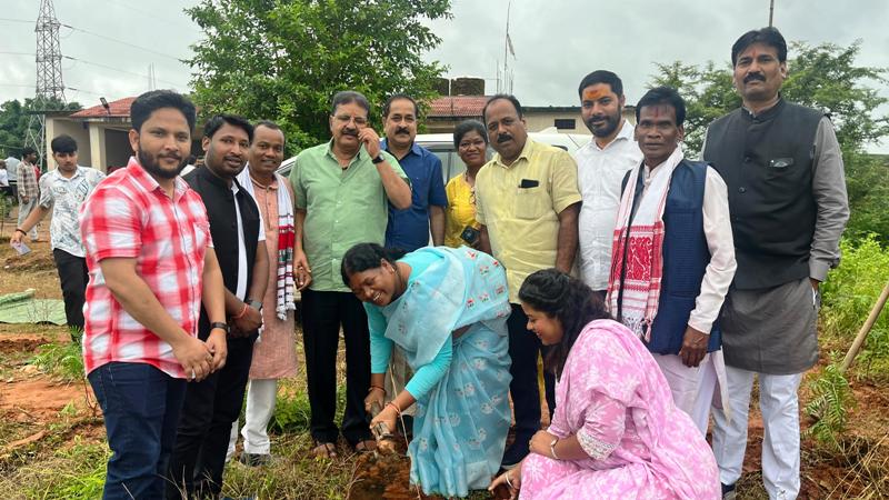 जन्मदिन पर खास पहल : पूर्व प्रदेश महामंत्री कृष्ण कुमार राय ने वृक्षारोपण कर मनाया जन्मदिन, बोले– खुशियां प्रकृति से जोड़ें, दिया पर्यावरण संरक्षण का संदेश.