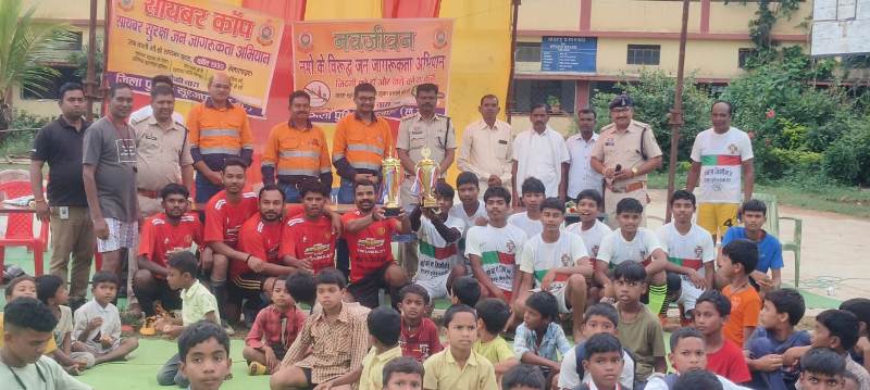 नशे के खिलाफ सूरजपुर पुलिस का अनोखा कदम: फुटबॉल मैच से युवाओं को दिया जागरूकता का संदेश