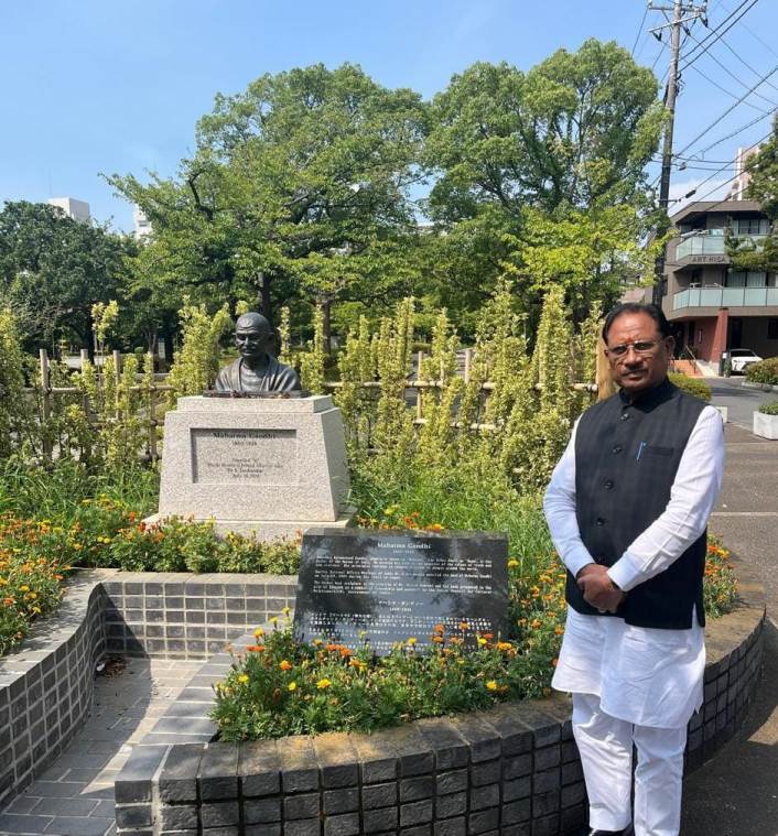 जापान प्रवास: मुख्यमंत्री विष्णुदेव साय पहुंचे टोक्यो के ‘लिटिल इंडिया’, महात्मा गांधी की प्रतिमा पर अर्पित की पुष्पांजलि, भारत-जापान मैत्री को बताया सांस्कृतिक धरोहर