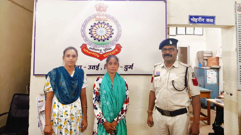 दुर्ग पुलिस का ऑपरेशन विश्वास : उतई थाना की सफलता, महिला से अवैध गांजा और मोबाइल जब्त, उतई थाना ने गांजा बिक्री करने वाली महिला को रंगे हाथ पकड़ा, एनडीपीएस एक्ट के अंतर्गत कार्यवाही कर भेजा गया न्यायिक रिमांड में.