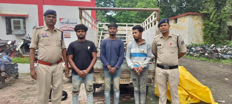 रात में चोरी और दिन में टुकड़े कर कबाड़ी में बेचने का प्लान – पुलिस ने सायबर टीम की मदद से 03 आरोपियों को किया गिरफ्तार