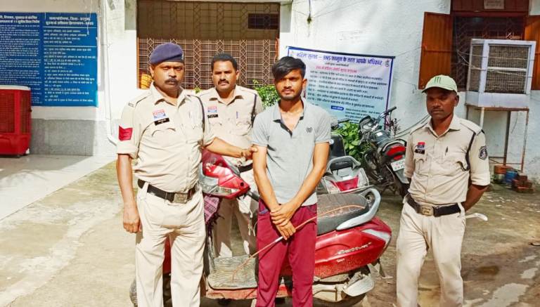 बालिका छात्रावास में सनसनी! ताला तोड़ चोरी की कोशिश, युवक रंगे हाथों धराया – पुलिस ने बरामद किया रॉड, टूटा ताला और स्कूटी