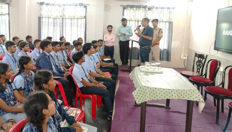 रायगढ़ पुलिस का साइबर अवेयरनेस मिशन : स्कूलों और वार्डों में चला अभियान, हजार से ज्यादा लोगों को साइबर अपराध से बचाव की सीख, एक ही दिन 1055 बच्चों और नागरिकों को दी गई जानकारी.
