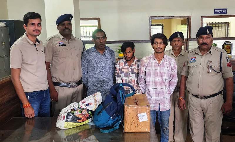 पुलिस की बड़ी सफलता : सोनडोंगरी तालाब के पास 100 शीशी प्रतिबंधित नशीली सिरप बेचने वाले तीन आरोपी तस्कर गिरफ्तार, कबीर नगर पुलिस ने एन.डी.पी.एस. एक्ट में केस दर्ज कर की गई कार्यवाही.