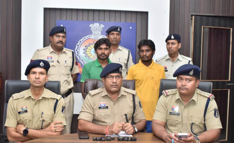 “शराब, झगड़ा और मौत” – ईंट भट्ठा के तीन मजदूरों ने मिलकर मुंशी किशन लाल साहू को टंगिया से मौत के घाट उतारा, खून से सने कपड़े और हथियार बरामद, सनसनीखेज खुलासे के बाद इलाके में दहशत