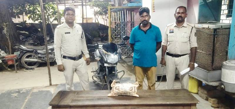 रायगढ़ पुलिस की बड़ी कार्रवाई : ओड़िशा से गांजा ला रहे दो आरोपी गिरफ्तार, डेढ़ किलो गांजा व बाइक जब्त, जूटमिल पुलिस का ऑपरेशन, ओड़िशा से सप्लाई हो रहा गांजा बरामद, एक नाबालिग भी शामिल, भेजा गया जेल.