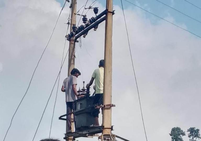 मुख्यमंत्री कैंप कार्यालय की त्वरित पहल से ग्राम कामारीमा के वार्ड क्रमांक 11 में पुनः बहाल हुई विद्युत आपूर्ति