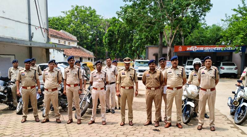 तीज त्यौहार पर पुलिस की बड़ी तैयारी : विशेष 12 बाइक पेट्रोलिंग दल तैनात, भीड़-भाड़ वाले बाजारों और मेले में अब रहेगी कड़ी निगरानी, एसएसपी बिलासपुर के निर्देश पर विशेष सुरक्षा व्यवस्था.