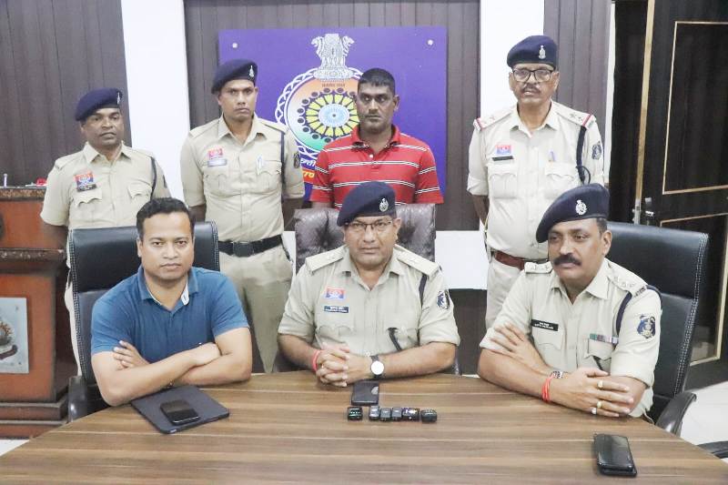 दुर्ग पुलिस की बड़ी सफलता : सीसीटीवी और त्रिनयन ऐप से मंदिर चोर पुलिस की गिरफ्त में, 1282 रुपए के सिक्के बरामद, जूपीटर वाहन जब्त, मंदिरों में चोरी करने वाला आरोपी यशवंत उपाध्याय गिरफ्तार.