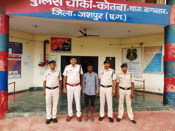 जशपुर पुलिस की बड़ी सफलता : चौकी कोतबा क्षेत्र में अंधे कत्ल की गुत्थी सुलझी, जशपुर में अंधे कत्ल का खुलासा, पत्नी से छेड़छाड़ रोकने पर हुई थी विनोद भूंइहर की हत्या, आरोपी गिरफ्तार, भेजा गया न्यायिक रिमांड पर जेल.