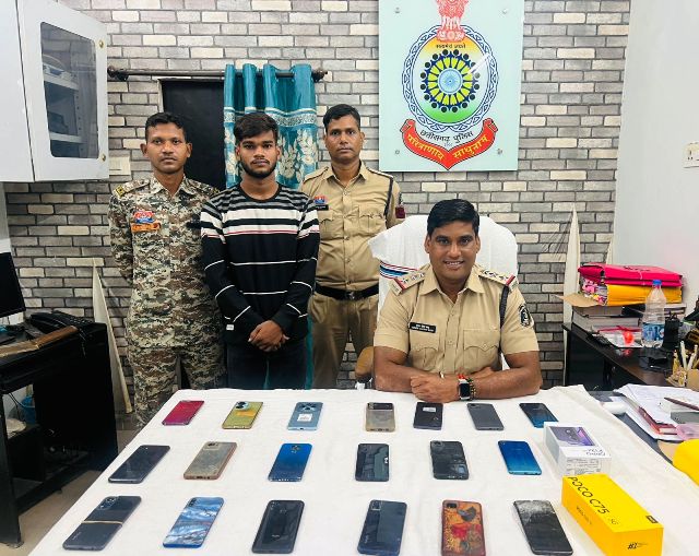 घरघोड़ा पुलिस की बड़ी कार्रवाई : रायगढ़ में मोबाइल चोरी गैंग का भंडाफोड़, 19 मोबाइल और नगदी बरामद, घरघोड़ा पुलिस ने तीन आरोपियों को गिरफ्तार कर भेजा न्यायिक अभिरक्षा में जेल.