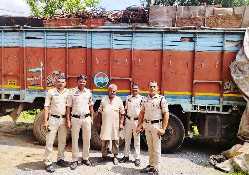 कोतरारोड़ पुलिस की बड़ी कार्रवाई : अवैध कबाड़ 23 टन स्क्रैप और 17 लाख की संपत्ति जब्त, ट्रक सहित आरोपी चालक गिरफ्तार कर भेजा गया न्यायिक अभिरक्षा में.