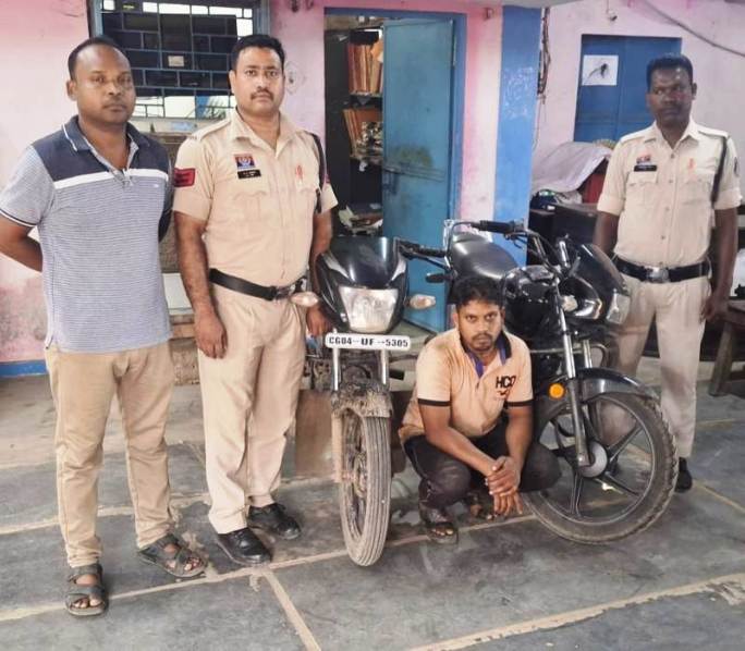 बाइक चोरी का खुलासा : जूटमिल पुलिस ने आरोपी को किया गिरफ्तार और रायगढ़ रेलवे स्टेशन और कोडातराई से चोरी हुए दो वाहन किए बरामद, भेजा गया न्यायिक अभिरक्षा में.