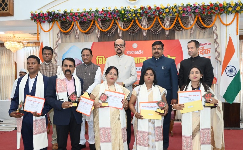 शिक्षक ही भविष्य की नींव: शिक्षक दिवस पर राजभवन में गूंजा राज्यपाल रमेन डेका और सीएम विष्णु देव साय का बड़ा संदेश, 64 शिक्षकों को मिला राज्य स्तरीय सम्मान