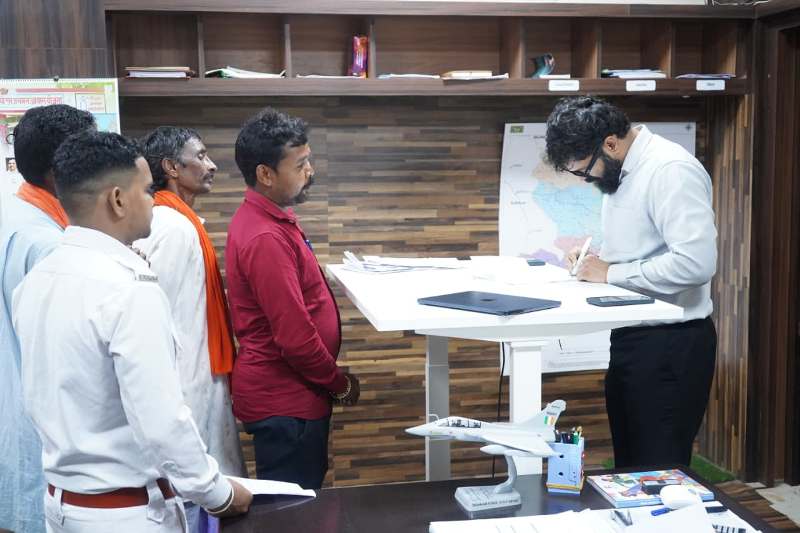 जशपुर: कलेक्टर ने जनदर्शन में सुनी आमजन की समस्याएं, 44 आवेदनों का होगा समयबद्ध निराकरण