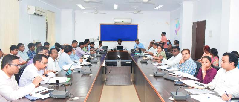 समय सीमा बैठक में कलेक्टर व्यास की सख्ती: भू-अर्जन मुआवजा गड़बड़ी पर होगी कड़ी कार्रवाई, समितियों के प्रबंधक भी नपेंगे, डिजिटल क्रॉप सर्वे की समस्याओं का तुरंत निदान और धान उठाव में लापरवाही पर सख्त चेतावनी