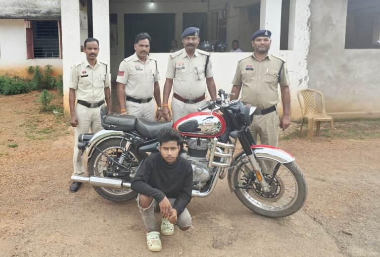 सन्ना से चोरी, गोरखपुर तक पीछा… जशपुर पुलिस ने 50 CCTV खंगाले, दो चोर गिरफ्तार—अन्य 6 की पहचान