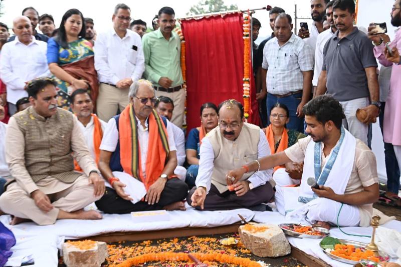 दीक्षा नगर और आसपास के रहवासियों की वर्षों पुरानी पानी की समस्या का होगा समाधान : उप मुख्यमंत्री अरुण साव ने किया 19.60 करोड़ की पेयजल आपूर्ति कार्यों का भूमिपूजन