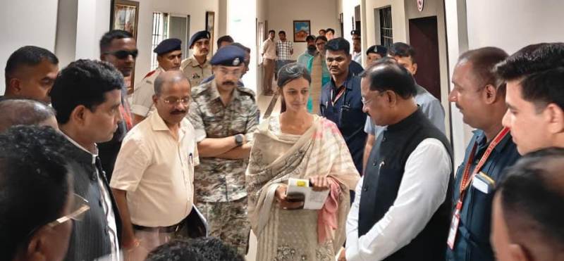 बाढ़ में बही पुस्तकें, टेबलेट भी हुआ खराब, पर नहीं रुकेगी पूनम की प्रतियोगी परीक्षा की तैयारी, मुख्यमंत्री की पहल पर पूनम को मिली पुस्तकें और नया टेबलेट