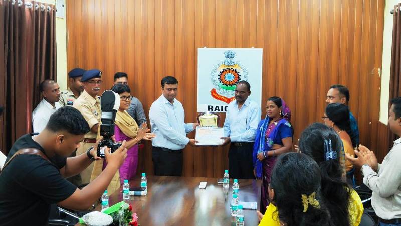 रायगढ़ पुलिस के दो पुलिसकर्मी हुए सेवानिवृत्त : 1985 और 1986 बैच के दो पुलिसकर्मियों ने दी सेवाओं को अलविदा, भावुक वातावरण में सहकर्मियों ने दी विदाई, विदाई समारोह में एसपी ने शाल-श्रीफल से किया सम्मान.