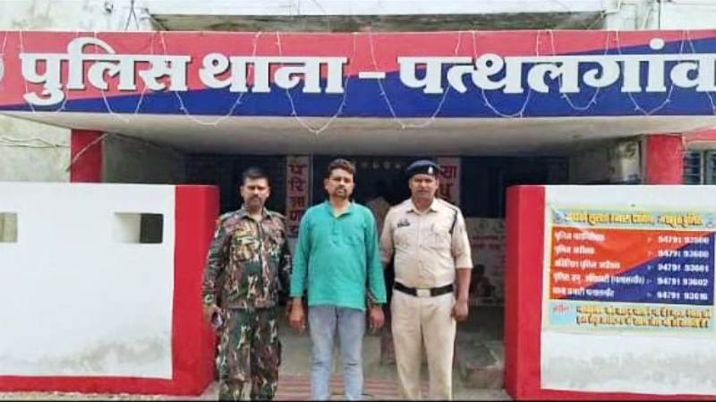 ऑपरेशन अंकुश : जशपुर पुलिस ने रायपुर से पकड़ा साइबर ठगी के मास्टरमाइंड फिरोज खान को, 40 लाख की धोखाधड़ी का पर्दाफाश, महिला व्यवसायी को झांसा देकर हड़पे लाखों, गिरफ्तार कर भेजा जेल.