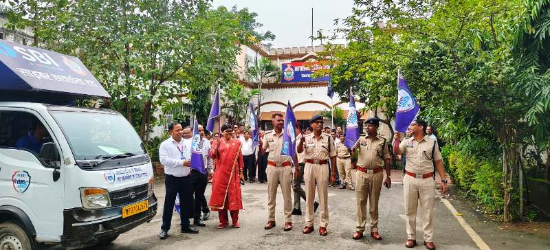 पुलिस और SBI की अनोखी पहल : ठगी करने वालों की खैर नहीं, रायगढ़ की सड़कों पर दौड़ा साइबर जागरूकता रथ, खोलेगा ऑनलाइन अपराधों के राज, जागरूकता रथ से शहरवासियों को मिल रही साइबर अपराधों से सुरक्षा की जानकारी.