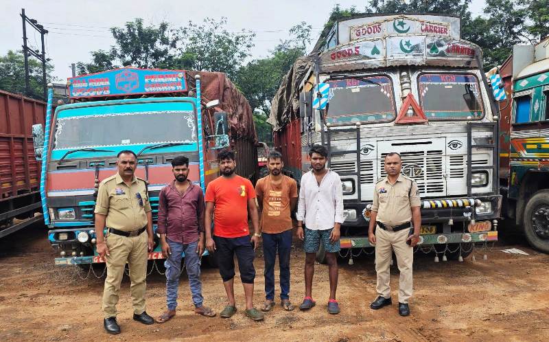 पूंजीपथरा पुलिस की बड़ी कार्यवाही : कबाड़ माफियाओं पर पुलिस का शिकंजा, दो ट्रक और दो माजदा से 49 टन कबाड़ जप्त, ₹14 लाख का माल बरामद, चार आरोपी चालकों पर की गई कार्रवाई.