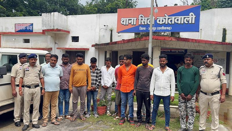 जशपुर पुलिस की बड़ी कार्यवाही : जुआ खेलते पकड़े गए 14 आरोपी, ₹54,250 नगद और लाखों का सामान वाहन-फोन आदि जब्त, आरोपियों को गिरफ्तार कर न्यायालय में किया गया प्रस्तुत.