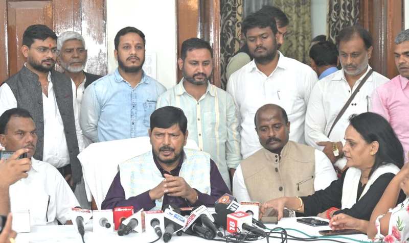 सामाजिक न्याय एवं अधिकारिता राज्य मंत्री रामदास अठावले का छत्तीसगढ़ प्रवास : योजनाओं की प्रगति की समीक्षा, अधिकारियों को दिए दिशा-निर्देश