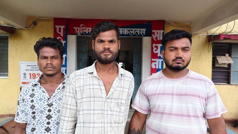 हत्या की कोशिश का सनसनीखेज मामला! 03 आरोपी गिरफ्तार, पुलिस ने चाकू और डंडा बरामद किया