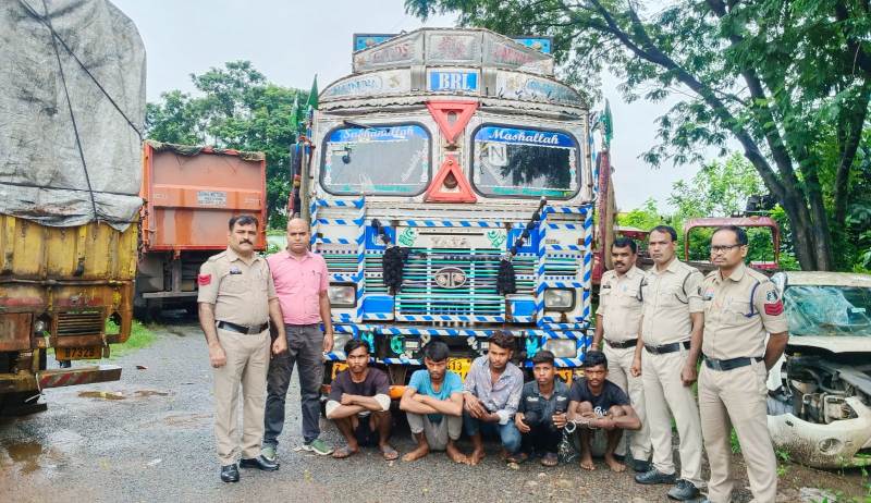 कोतरारोड़ पुलिस की बड़ी सफलता : एनएच-49 से चोरी हुई 14 चक्का ट्रक का खुलासा, 40 लाख का ट्रक चोरी के 24 घंटे में बरामद, पुलिस ने पांच शातिर आरोपी चोरों को किया गिरफ्तार,