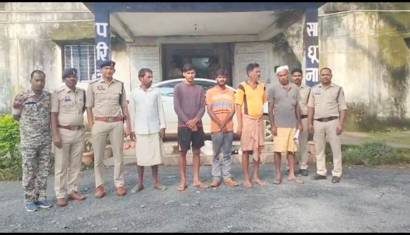 खूनी संघर्ष—गाली-गलौज से शुरू हुआ विवाद पहुंचा हत्या की साजिश तक, पुलिस ने बांस-डंडों सहित पांचों हमलावरों को पकड़ा