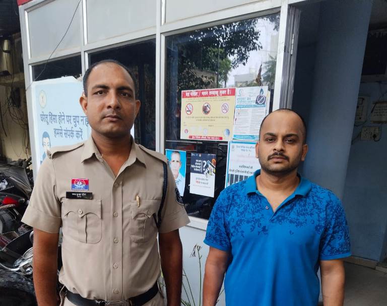 Fake Cop Exposed : फर्जी आईडी लगाकर पुलिस अफसर बन बैठा ठग, 1.99 लाख कैश के साथ पकड़ा गया ठग आशीष घोष