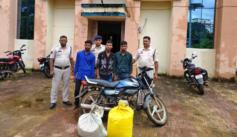 ओड़गी पुलिस की बड़ी सफलता :  चोरी की तीन वारदात का खुलासा, हजारों की संपत्ति व बाइक बरामद, 1 नाबालिग समेत 4 पकड़े, मोटरसाइकिल व नगदी बरामद, न्यायालय एवं किशोर न्याय बोर्ड के समक्ष किया गया पेश.