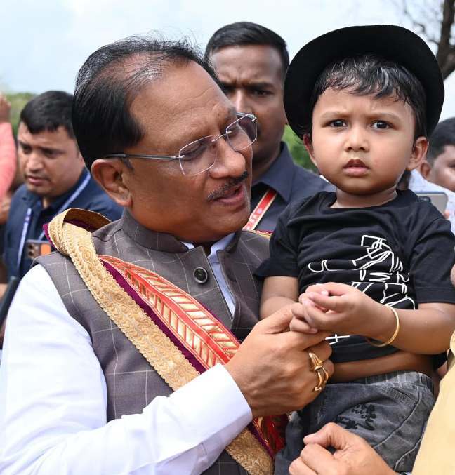 सरल और सहज मुख्यमंत्री विष्णु देव साय का दिखा अपनत्व, नन्हे इवान को गोद में लेकर किया दुलार