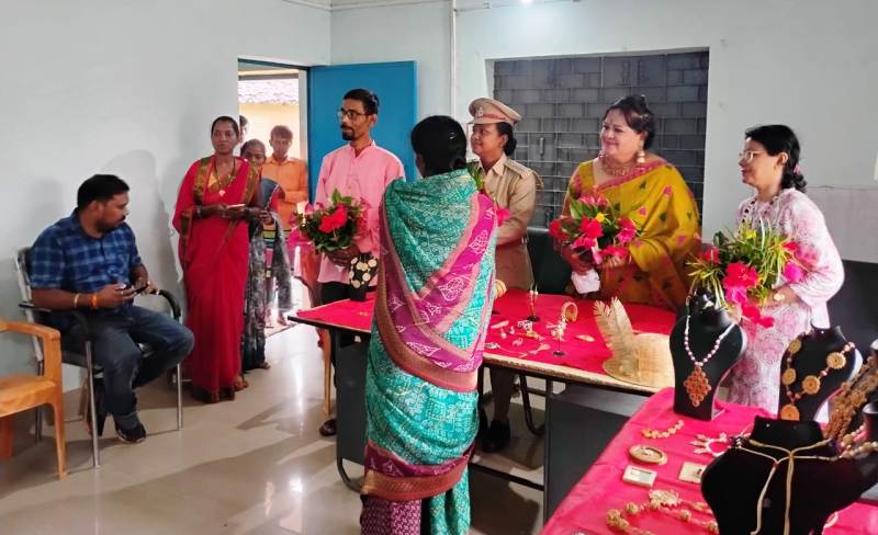 स्थानीय संसाधनों से आत्मनिर्भरता की राह : जशपुर की महिलाएं बांस और सवई घांस से गढ़ रहीं नई पहचान, आभूषण और सजावटी उत्पाद खोल रहे रोजगार के अवसर.