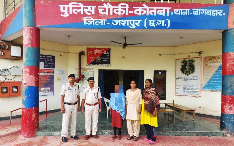 नाबालिग को शादी का झांसा देकर बहला-फुसलाकर ले गई 25 वर्षीय युवती, बनाया शारीरिक संबंध, पुलिस ने किया रेस्क्यू, जशपुर पुलिस ने तेलंगाना से बरामद किया नाबालिग, आरोपी युवती गिरफ्तार,भेजा गया न्यायिक रिमांड पर जेल.