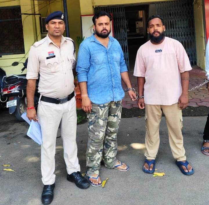 खादी भंडार पंडरी के पास बड़ी कार्रवाई : पुलिस ने गांजा बेचने की फिराक में खड़े आरोपियों उत्तम दीप और अविनाश को मंधानी रंगे हाथ किया गिरफ्तार, 11 किलो से अधिक मादक पदार्थ जब्त,