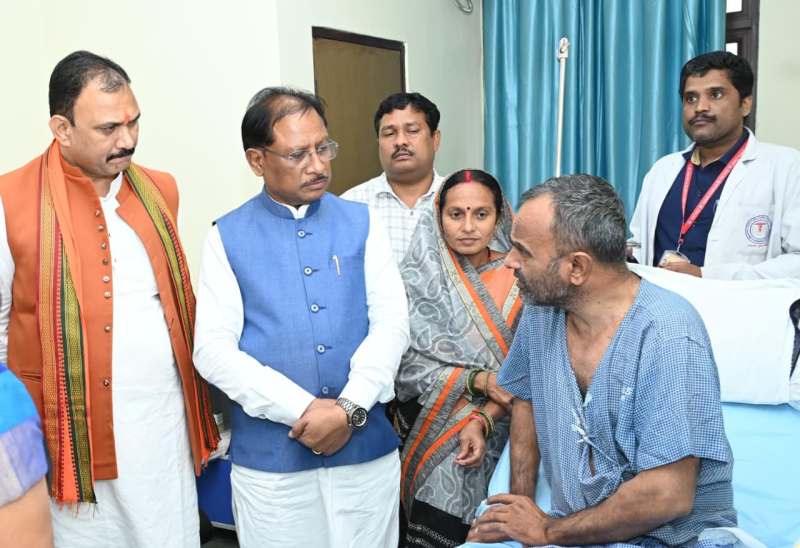 मुख्यमंत्री श्री साय ने एम्स रायपुर में भर्ती विशंभर यादव का जाना कुशलक्षेम : इलाज के लिए 5-5 लाख की आर्थिक सहायता