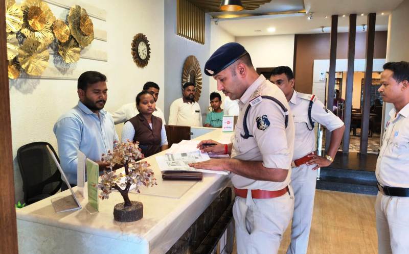 पुलिस का बड़ा अभियान : संदिग्ध गतिविधियों पर नकेल कसने जशपुर पुलिस एक्शन मोड में, सभी थाना क्षेत्रों में चल रहा होटल/लॉज चेकिंग अभियान, चोरी और अपराधों पर रोक लगाने की जा रही होटल-ढाबों की गहन चेकिंग