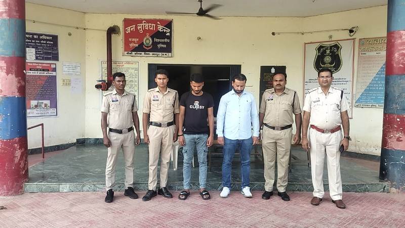 वाहन फाइनेंस फ्रॉड का खुलासा : फर्जी आरसी (RC) से बुलेट फाइनेंस कर बेचते थे वाहन, जशपुर पुलिस ने किया गैंग का भंडाफोड़, पहले ही 10 बुलेट और 1 स्कूटी जब्त, जशपुर पुलिस ने पकड़े फरार आरोपी, गिरफ्तार कर भेजा जेल.