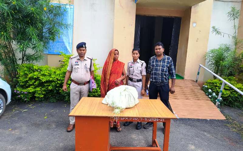 सूरजपुर पुलिस की बड़ी कार्रवाई : नवाटोला में गांजा कांड, एक लाख पचास हजार के 5 किलो गांजा सहित महिला गिरफ्तार, एनडीपीएस एक्ट में हुई कार्यवाही.