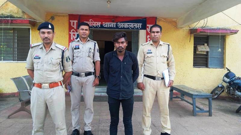 जांजगीर-चांपा पुलिस की बड़ी सफलता : नाबालिग को बहला-फुसलाकर भगाकर अनाचार करने वाला दरिंदा चढ़ा पुलिस के हत्थे, साइबर ट्रैकिंग से पकड़ा गया आरोपी दीपक गेंदले गिरफ्तार, भेजा गया जेल.