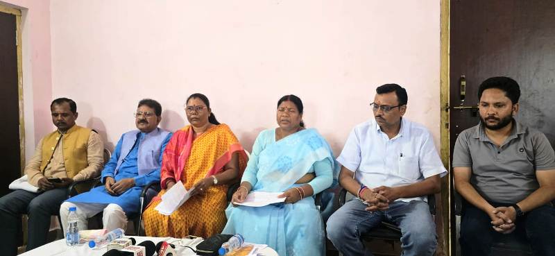 जशपुर में भाजपा की प्रेस कांफ्रेंस : भाजपा का कांग्रेस पर निशाना, मुआवजे की तुलना नौलखा हार से करने को बताया शर्मनाक, कांग्रेस पर शव की राजनीति और झूठ फैलाने का आरोप.