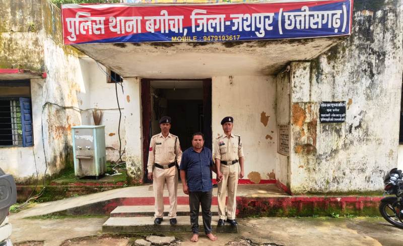 ऑपरेशन अंकुश में जशपुर पुलिस की बड़ी कामयाबी : रिटायर्ड कर्मचारी से 30 लाख की ठगी का आरोपी अशोक बंजारे पाँच साल से था फरार, ठगी का मास्टरमाइंड आरोपी मनेन्द्रगढ़ से गिरफ्तार कर भेजा गया जेल.