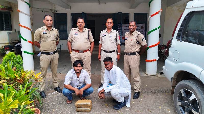 रायगढ़ पुलिस की कार्रवाई : 90 हजार की कीमत का गांजा और स्कूटी जब्त, पुसौर में स्कूटी पर गांजा तस्करी करते दो युवक गिरफ्तार, एनडीपीएस एक्ट के अंतर्गत की गई कार्यवाही.