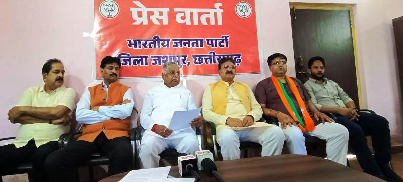 जशपुर प्रेस कॉन्फ्रेंस : जीएसटी स्लैब कम होने से किसानों और उपभोक्ताओं दोनों को लाभ, जीएसटी सुधार से कम होगी महंगाई, आम जनता को बड़ी राहत – सीएसआईडीसी अध्यक्ष.