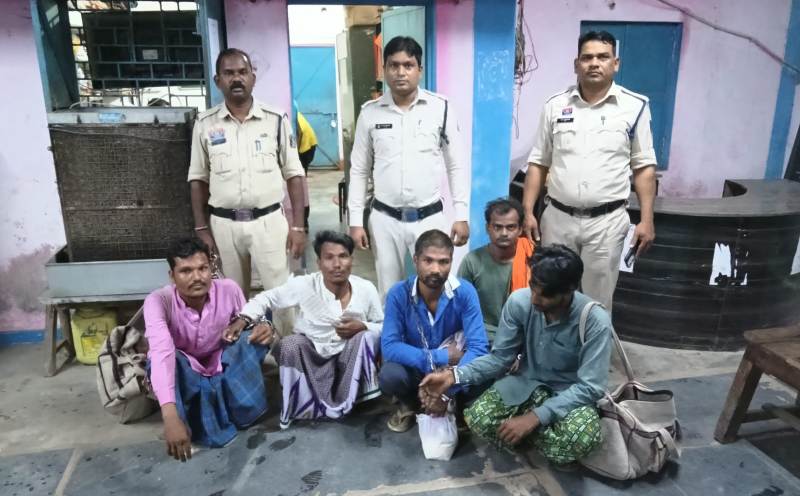 पुलिस की त्वरित कार्रवाई : रायगढ़ में शांति भंग करने वालों पर शिकंजा, जूटमिल पुलिस ने झगड़ा–विवाद करने वाले पांच व्यक्तियों को धारा 170 बीएनएसएस (BNSS) में किया गिरफ्तार, भेजा गया जेल.