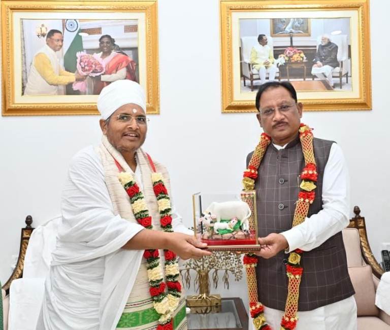 रायपुर: मुख्यमंत्री श्री विष्णु देव साय से पूज्य संत श्री असंग देव जी की सौजन्य भेंट, आशीर्वाद संग मिली गौमाता की प्रतिमा